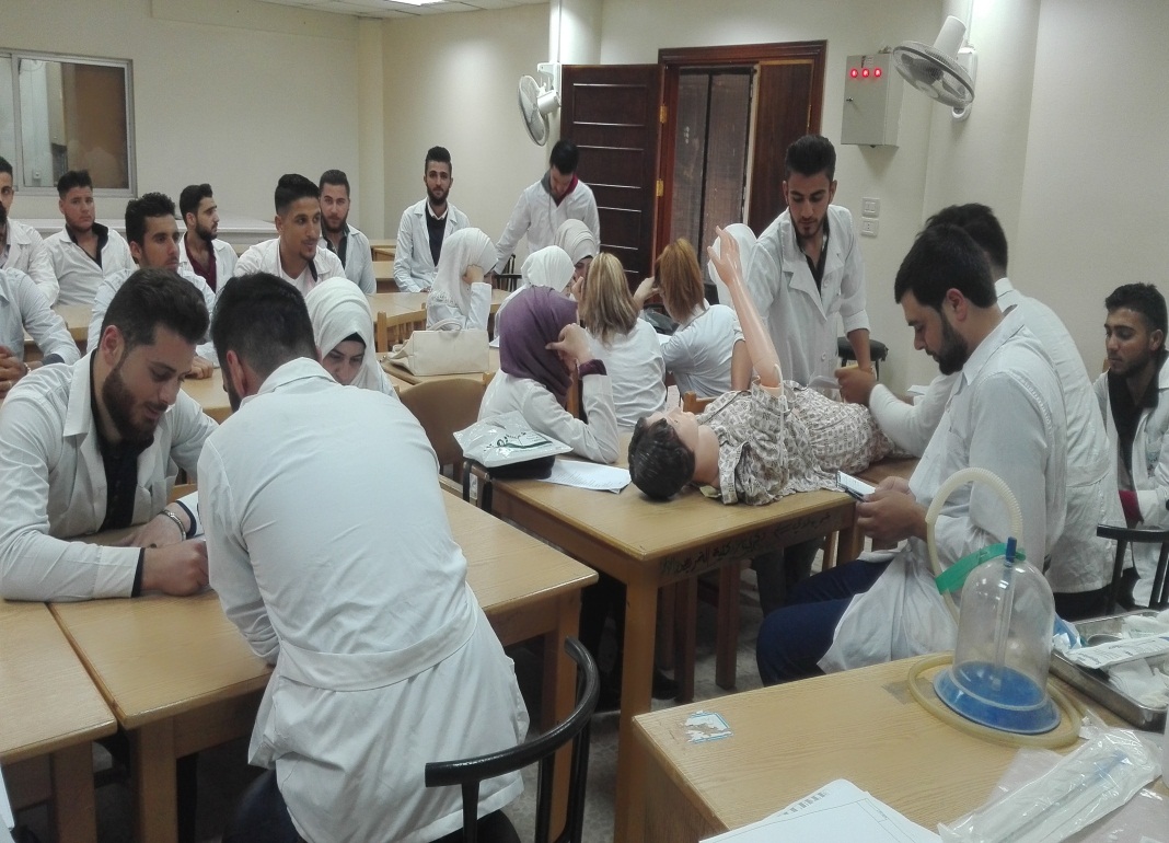 ٦١٦ طالبا وطالبة يتقدمون لامتحانات اليوم الأول للسنة التحضيرية للكليات الطبية في جامعة حماة
