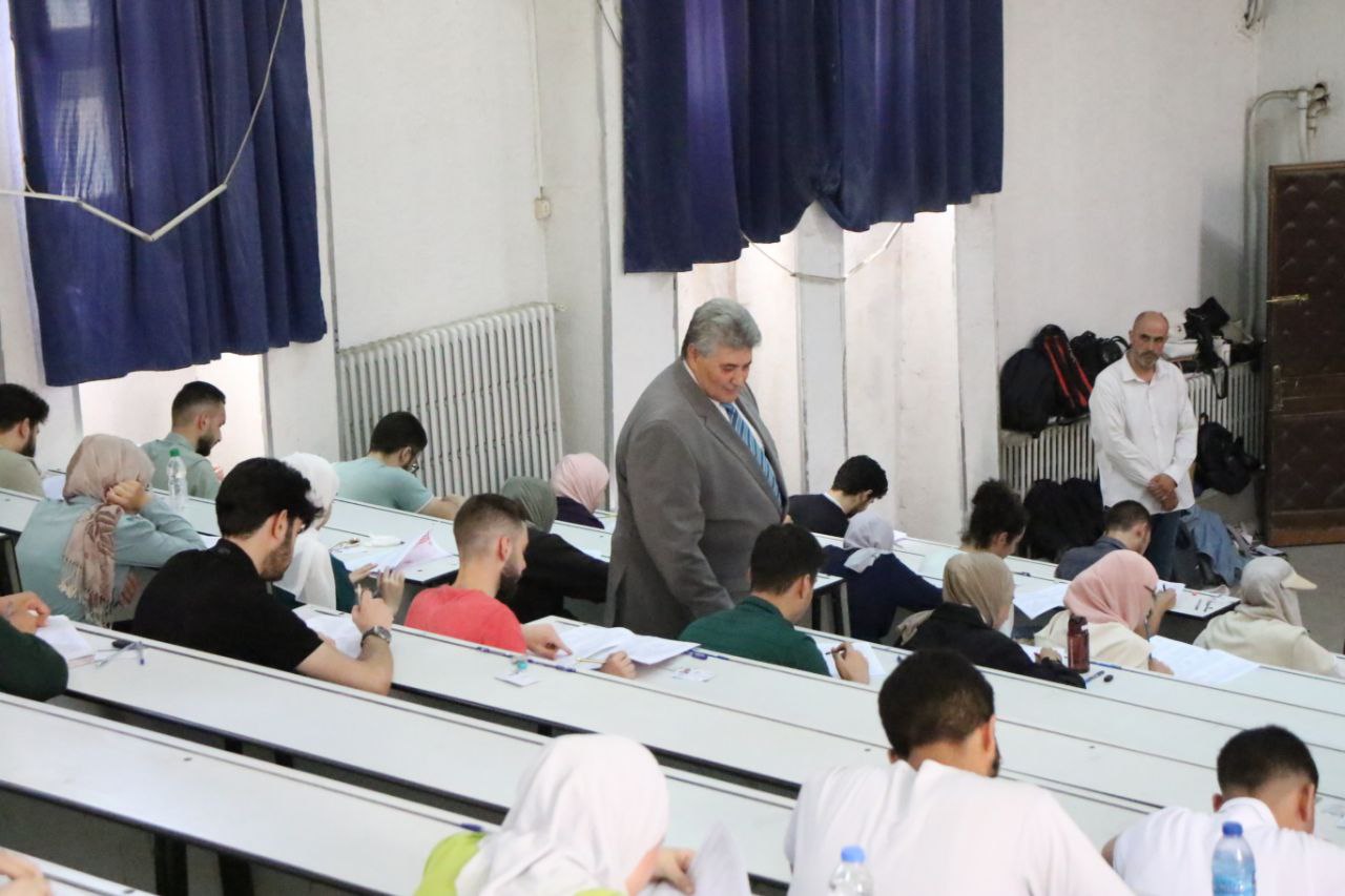 رئيس جامعة حماه يتفقد انطلاق امتحانات السنة التحضيرية للكليات الطبية في كليات الطب البيطري