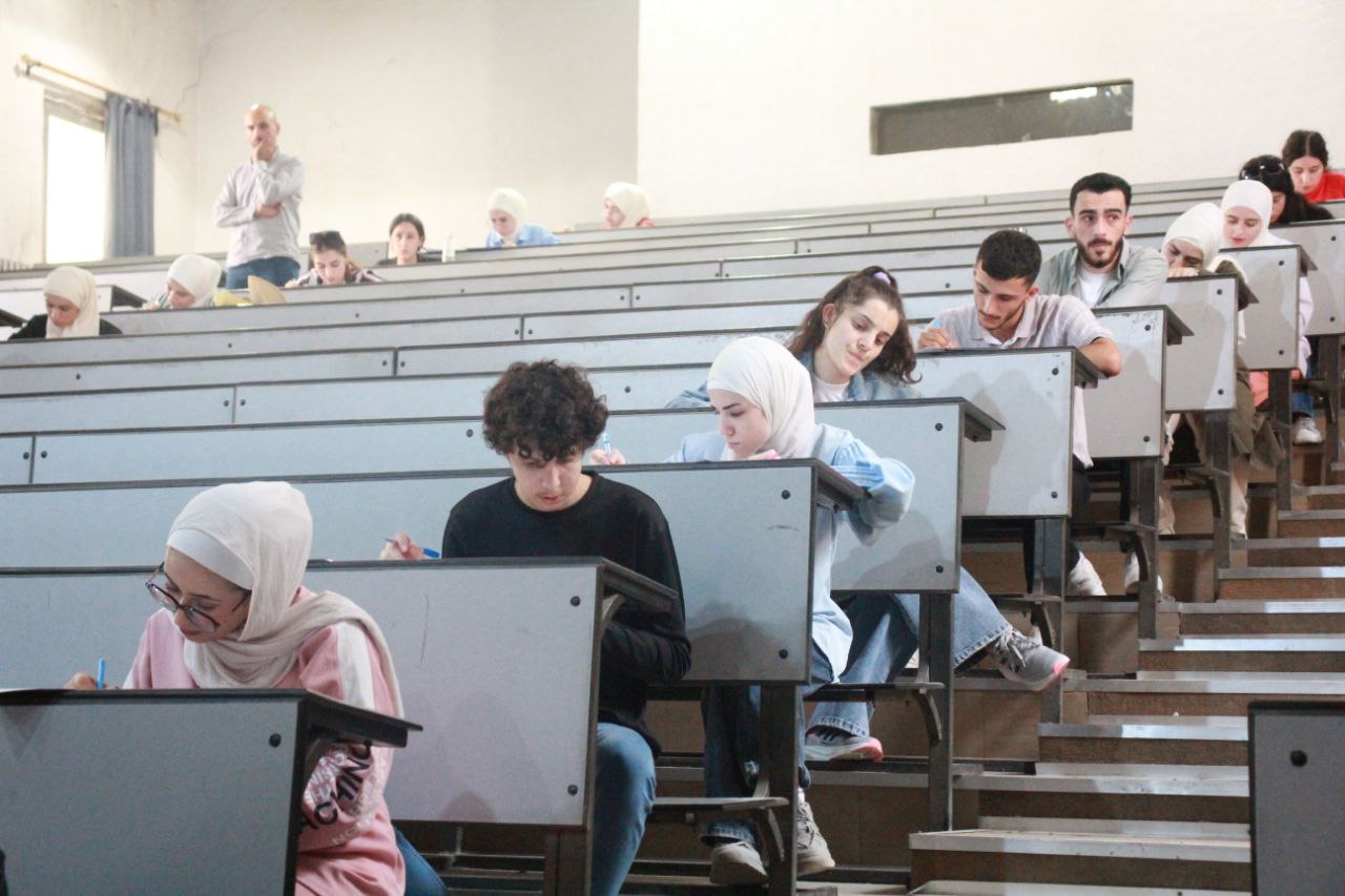 1490 طالباً وطالبة في جامعة حماة أنهوا اليوم امتحانات الفصل الدراسي الثاني للعام الجامعي 2024-2025 ضمن السنة التحضيرية للكليات الطبية