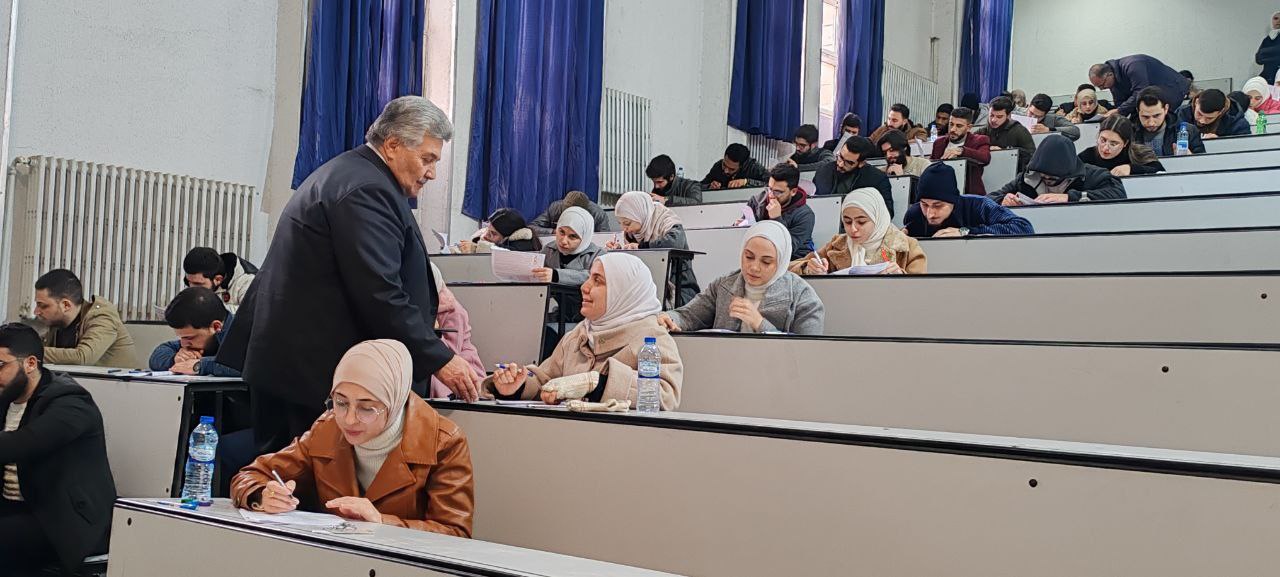 رئيس جامعة حماة يتفقد الامتحان الطبي الموحد