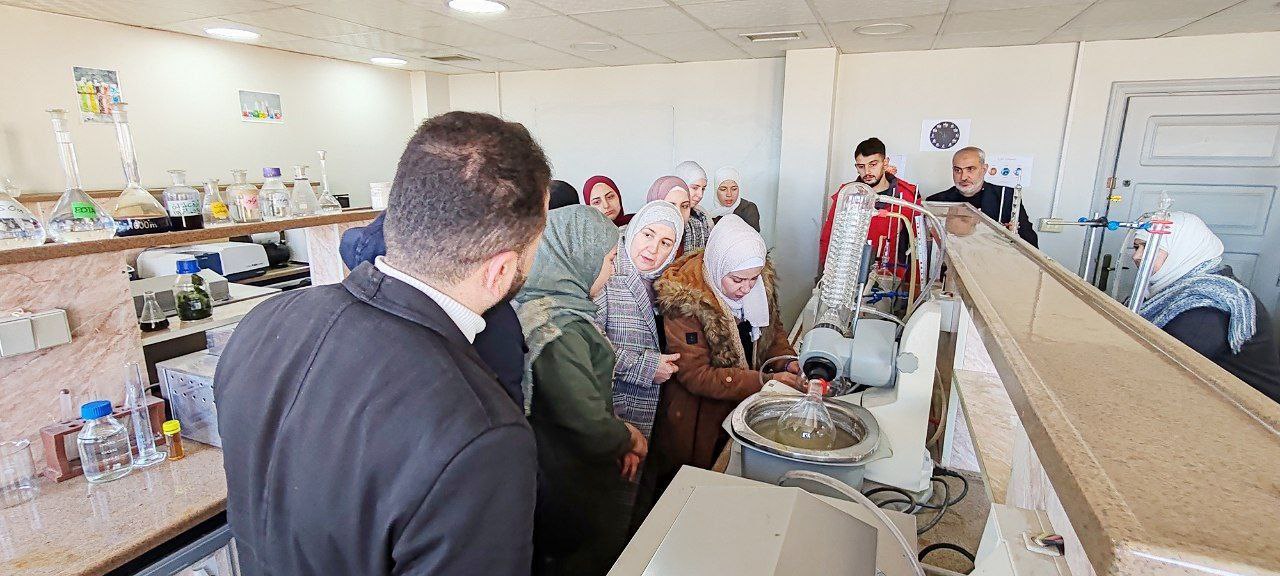 برعاية رئاسة جامعة حماة، نظّمت كلية الصيدلة ورشة تدريبية متخصصة بعنوان: “استخلاص المواد الفعالة والزيوت العطرية وتقييم فعاليتها الحيوية”.